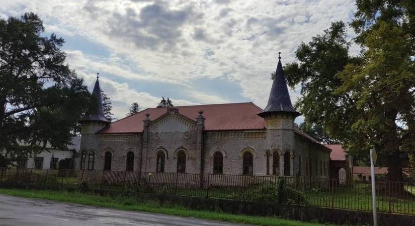 Siralmas állapotban van az egykor pompás magyar kastély: 3 épület, ami jobb sorsot érdemelne