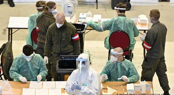 Tömeges koronavírus-tesztelés kezdődött meg Ausztriában