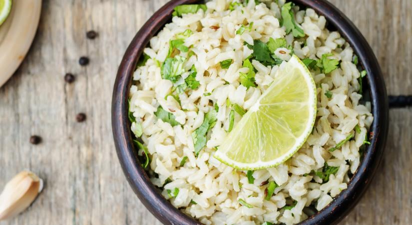 Korianderes rizs lime-mal: gyors köret húsok mellé