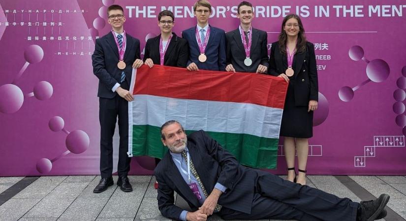 A magyar csapat összes tagja érmet szerzett a Nemzetközi Mengyelejev Kémiai Diákolimpián Sencsenben