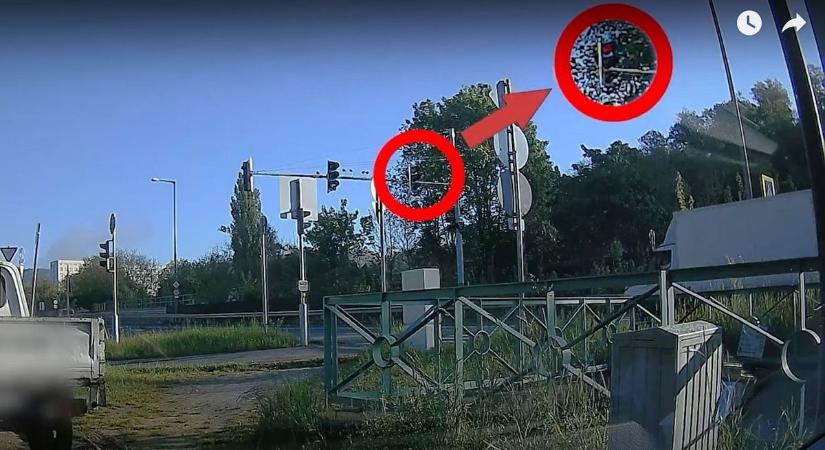Fittyet hányt a piros lámpára a sofőr Salgótarjánban (videó)