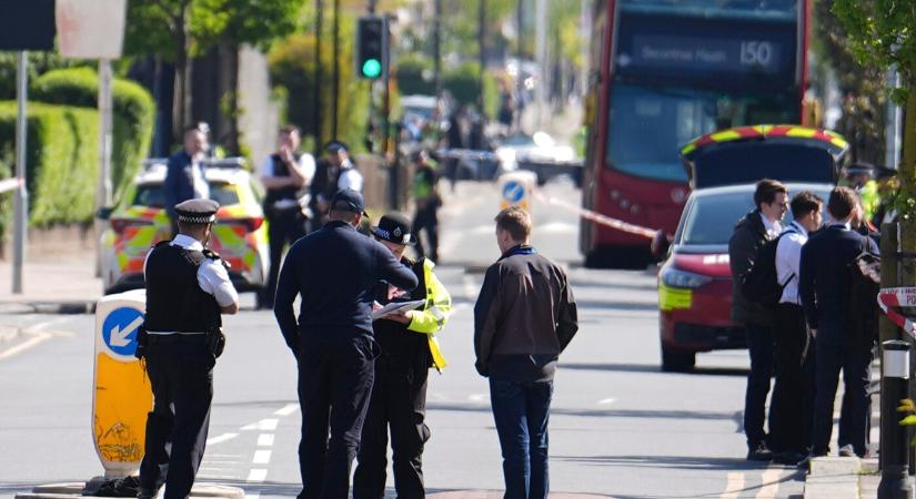 Meghalt egy gyerek egy karddal elkövetett londoni támadásban