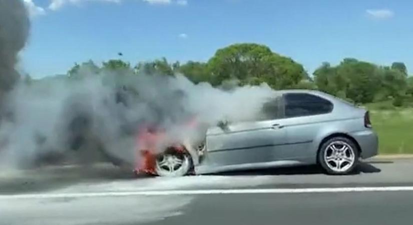 Kigyulladt egy autó az M3-ason, torlódik a forgalom  videó