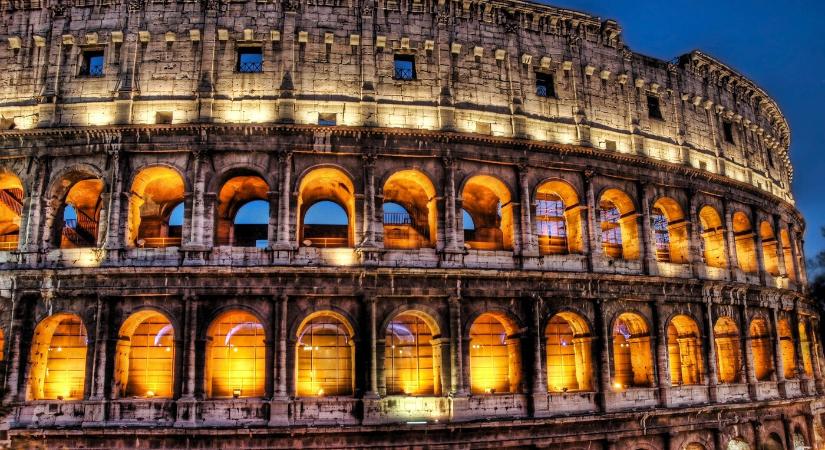 A húsz évvel ezelőtt csatlakozó országok zászlóinak színeivel világítják meg a római Colosseumot az EU-bővítés évfordulóján