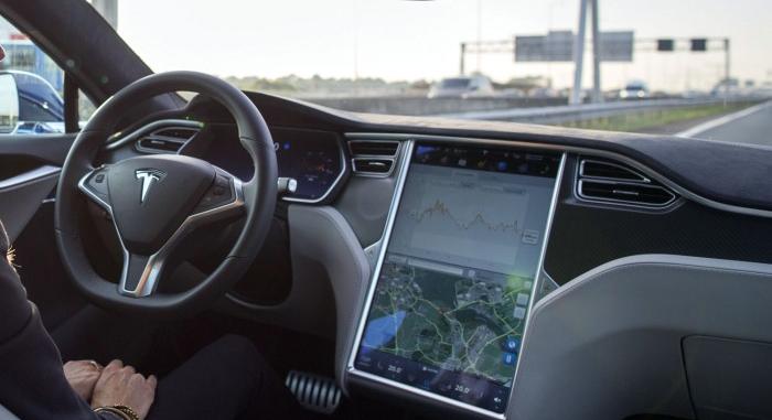Balesetek százai köthetőek a Tesla Autopilot-hoz