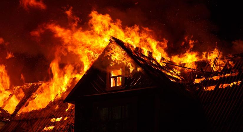 Lángok martaléka lett egy ház Ricsén