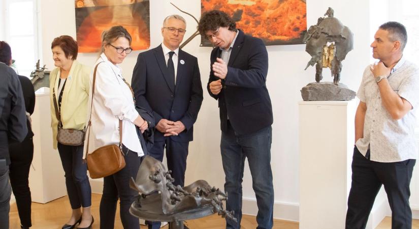 Karcagi szobrászművész alkotásai tündökölnek a perkátai Győry-kastélyban