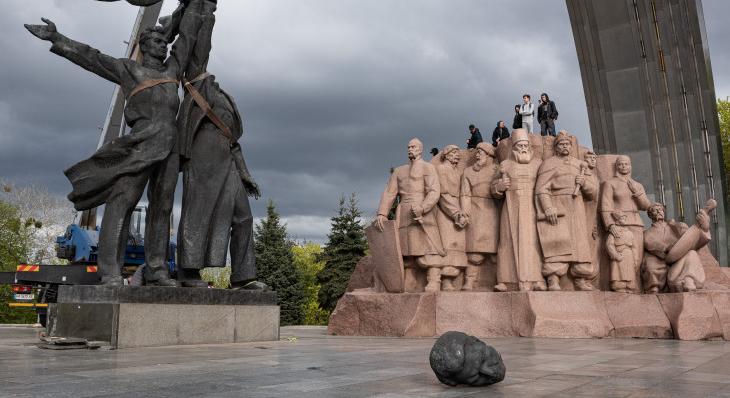 Lefejezték, majd eltávolították az orosz–ukrán barátság szovjet emlékművét Kijevben