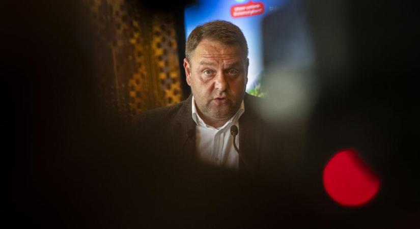 Egymilliárd forintból őrizné meg a kávéházi cigányzenét az Orbán-kormány