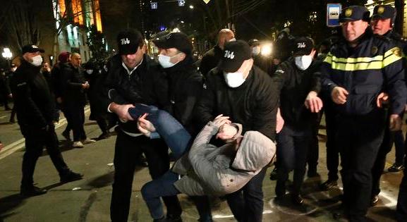 Brutálisan lépett fel a grúz rendőrség a tüntetőkkel szemben