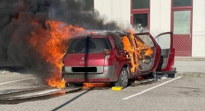 Hatalmas lángokkal égett egy személyautó Pándorfaluban - helyszíni fotók