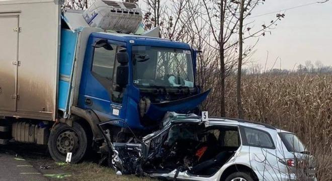 Halálos baleset Jászárokszállásnál: teljesen megsemmisült a kamionnal ütköző kocsi eleje – VIDEÓ