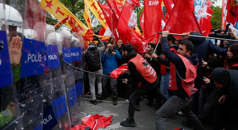 Összecsaptak a felvonulók a rendőrökkel Isztambulban, 210 embert őrizetbe vettek