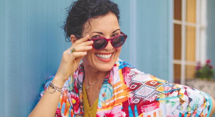 Nőies olasz stílus 50 felett: a blogger színekkel és mintákkal dobja fel a ruhatárát