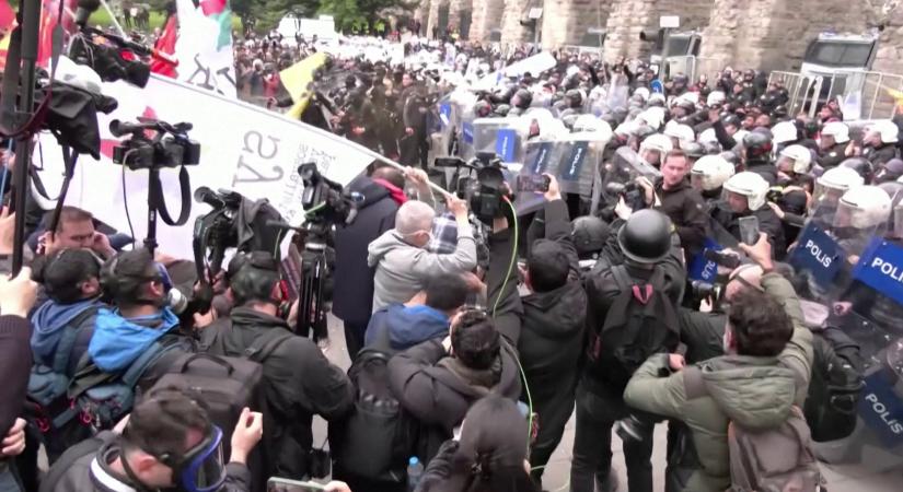 Demonstrációvá alakult a munka ünnepi felvonulás világszerte  videó