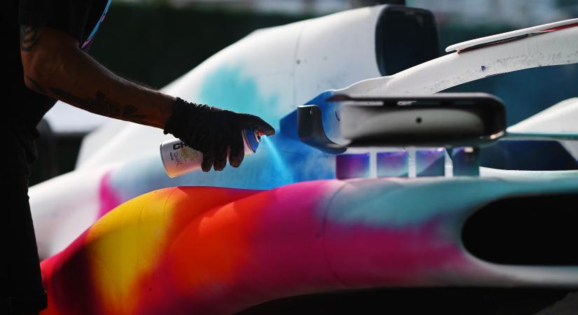 F1: Szó szerint átfestették Ricciardóék autóját