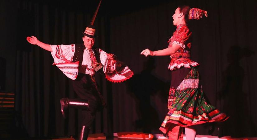 A Magyar Nemzeti Táncegyüttes tartott zenés-táncos viseletbemutatót Gencsapátiban - fotók