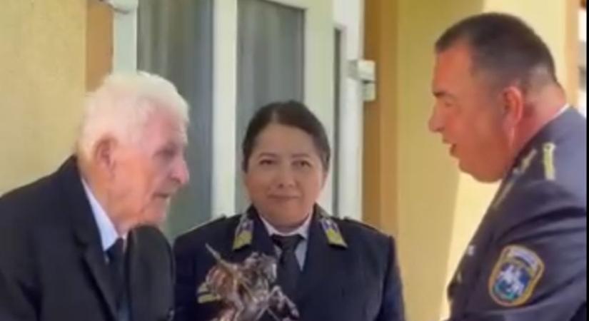 100 éves nyugalmazott rendőrt köszöntöttek Hajdúszoboszlón