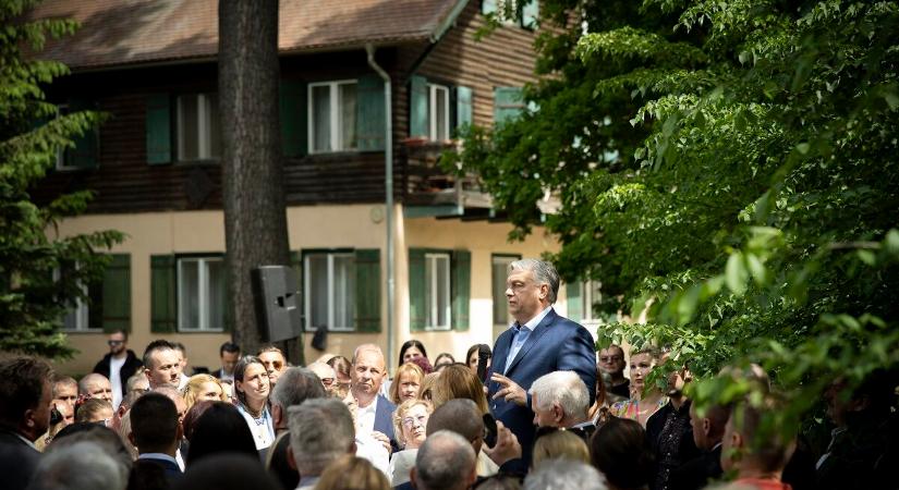 Orbán Viktor sámlira állva mondta a magáét válogatott hívei előtt Nyíregyházán