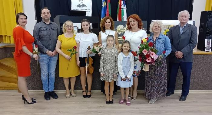 Anyák napi köszöntő címmel nyílt kiállítás a Reviczky Házban