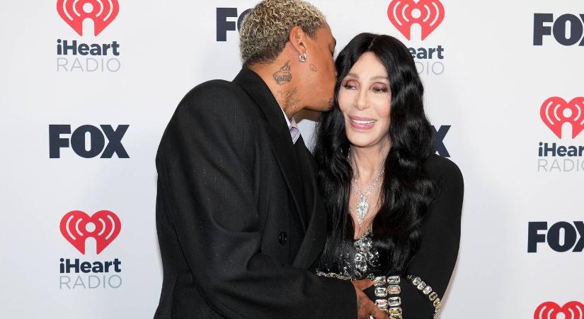 Cher elárulta: azért kezd fiatalabb férfiakkal, mert a korabeliek gyávák – vagy „halottak”