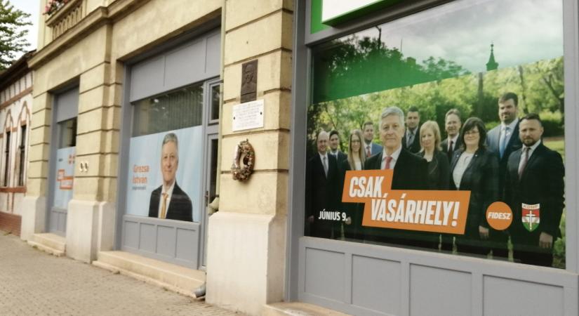 Műemlék védett épületen hirdeti magát a vásárhelyi Fidesz
