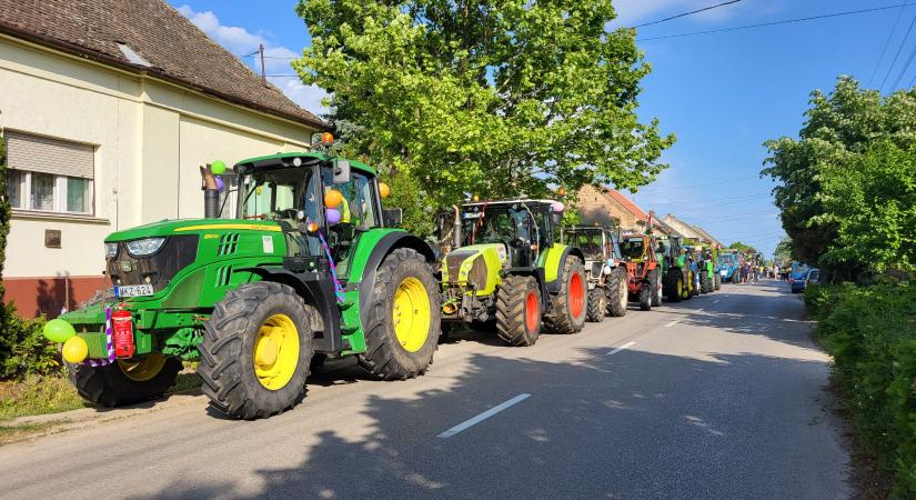 Végzős diákok traktorokkal járták be Makó belvárosát