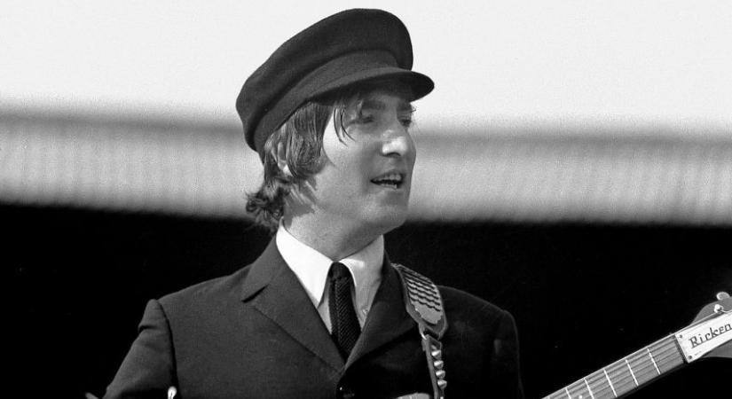 John Lennon elfelejtett gitárjára bukkantak egy padláson