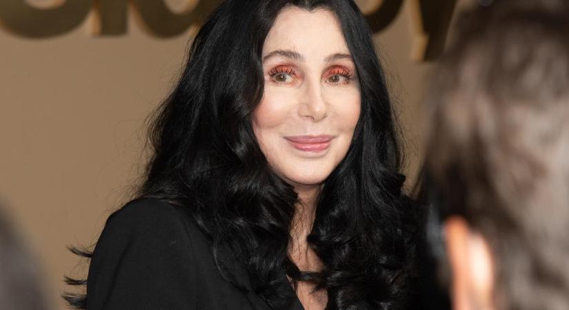 Cher vallomása: „Azért járok fiatal férfiakkal, mert a velem egykorú vagy idősebb férfiak… Nos, már mind meghaltak” – videó
