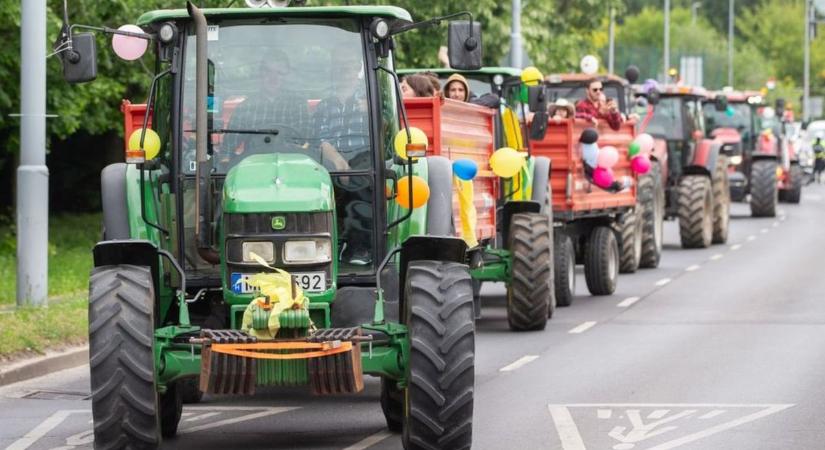 Traktorokkal ballagtak a diákokat Tatán  videó