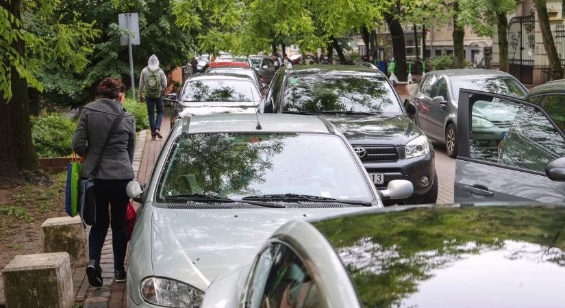 Késő délelőttönként ölre mennek az autósok a szabad parkolókért a klinikák környékén