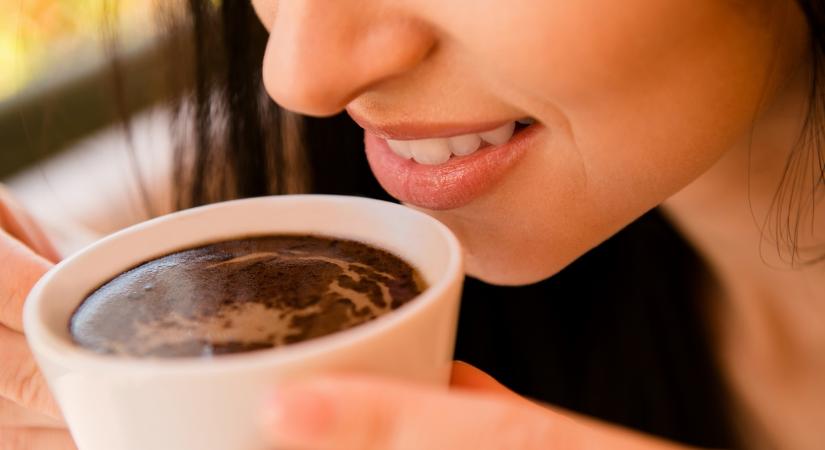 Minden reggel kávézol? Így tartsd fehéren a fogaidat