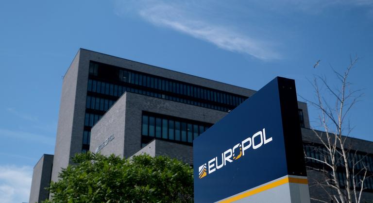 Felszámoltak egy telefonos csalásokat elkövető európai bűnszervezetet