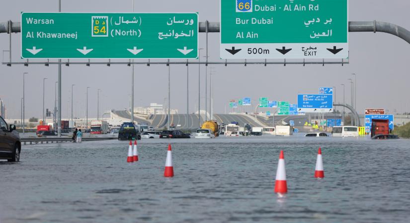 Hatalmas esőzés Dubajban: törölték a járatokat, bezárták az iskolákat