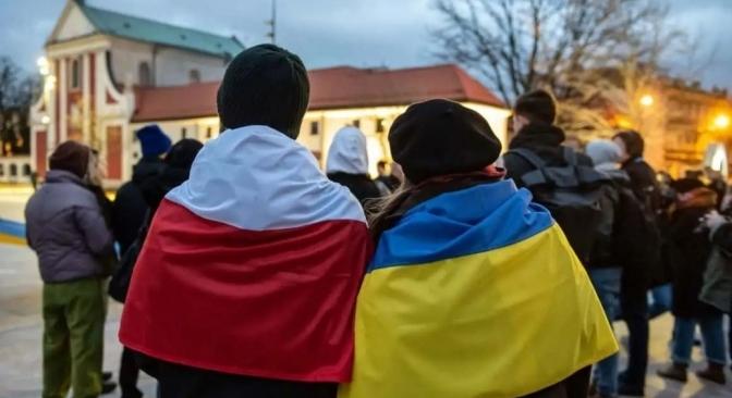Lengyelország törli az Ukrajnából érkező menekültek támogatásának egy részét