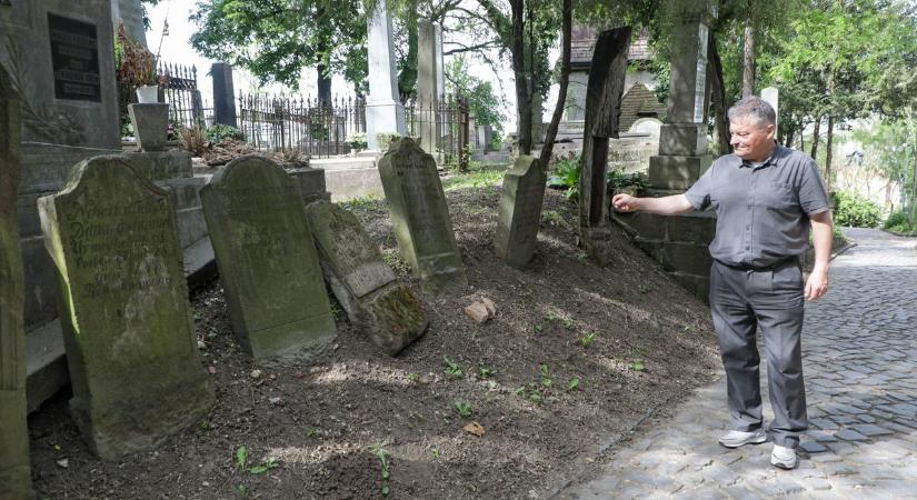 Megmentik a több mint százéves sírköveket