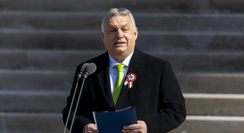 Orbán Viktor ellátogatott abba a faluba is, ahol a „No migration, no gender, no war”-feliratú tábla fogadja a látogatókat
