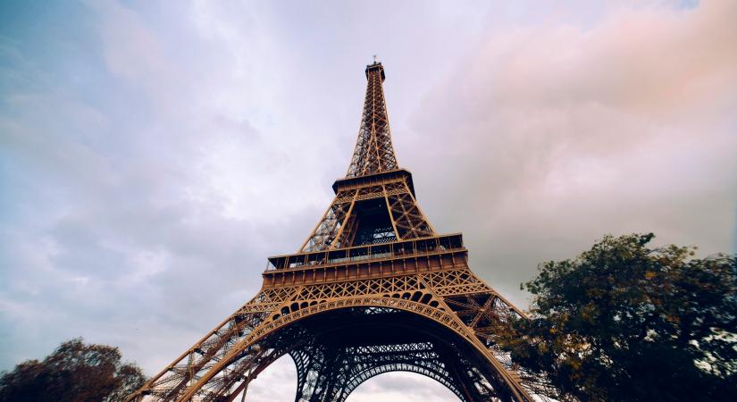 Párizs bekeményít: tilos lefotózni az Eiffel-tornyot éjszaka, meglepő az oka