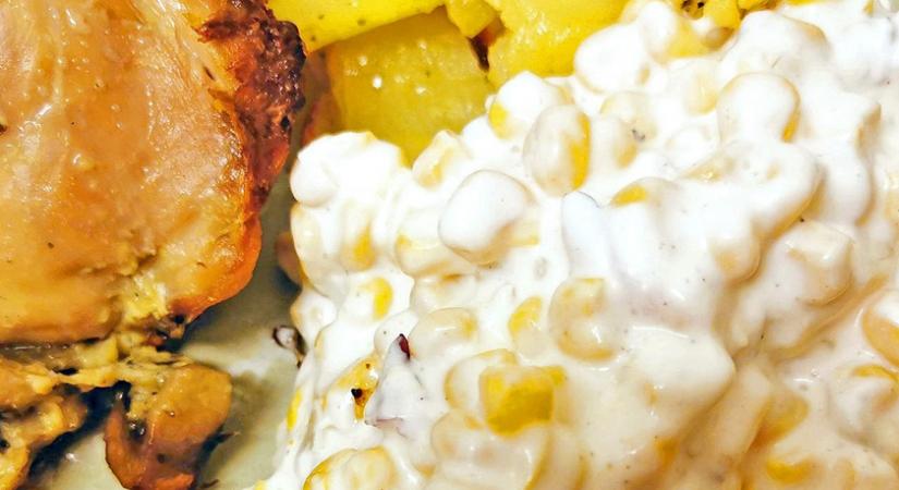 Krémes, majonézes kukoricasaláta lilahagymával: karácsonyi sültek mellé tökéletes választás