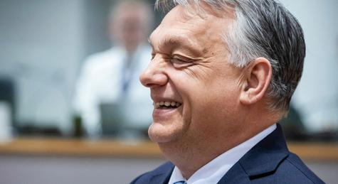 Orbán Viktor elment abba a faluba, ahol a „No Migration, No Gender, No War” feliratú táblát kihelyezték
