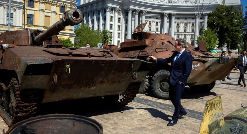 Fegyvereket és helyreállítási pénzt ígért Kijevnek a brit külügyminiszter