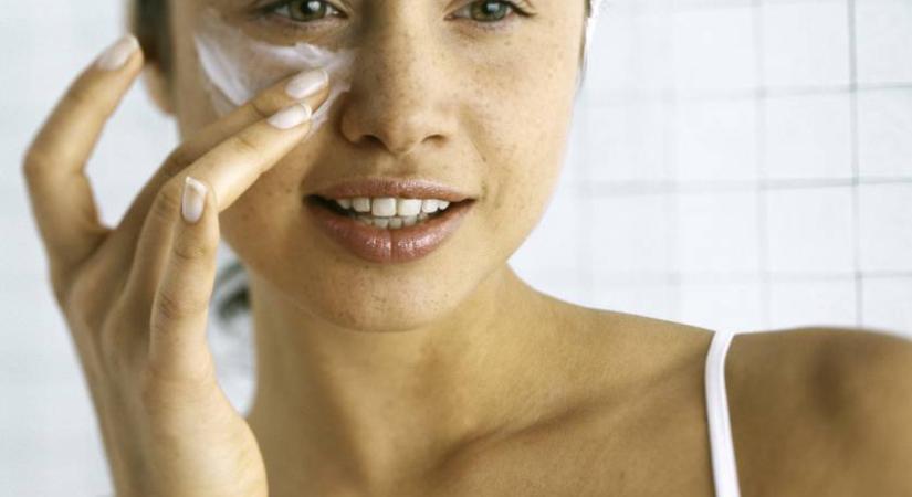 8 botoxmentes módszer, ami eltünteti a szem alatti ráncokat - Van, amelyik ingyen van