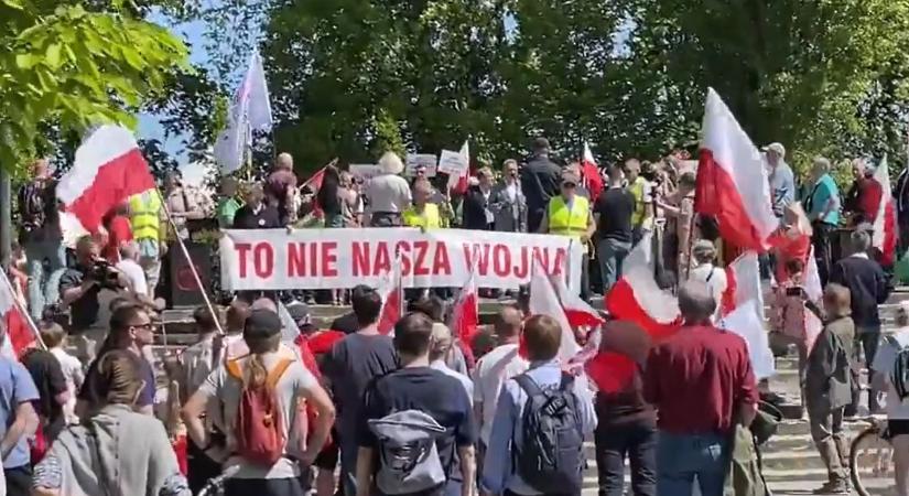 Az ukrajnai segélyek ellen tüntettek Varsóban
