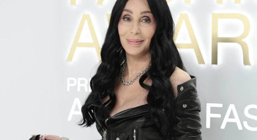 A 77 éves Cher bevallotta, miért fiatalabb pasikkal randizik: 40 év korkülönbség van közte és párja között