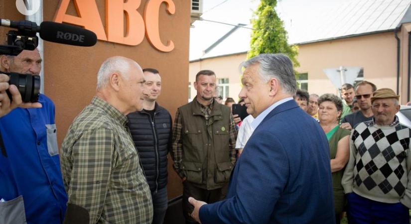 Orbán Viktor egy zsák labdával érkezett Jándra, ahol megdicsérte a község határán díszelgő „No Migration, No Gender, No War” feliratot