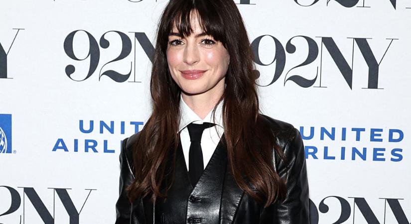 Anne Hathaway elképesztően vagány és szexi szettjeivel visszanyerte a rajongók szívét