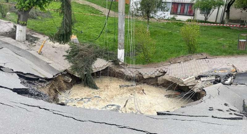 Beomlott utca Slănic-en: még pénteken betömhetik a krátert, de azt nem tudni, a lakók mikor térhetnek vissza otthonaikba