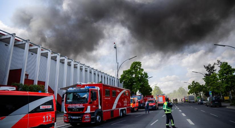 Vészhelyzet: tűz ütött ki egy berlini gyárépületben, mérgező anyagok kerülhettek a levegőbe