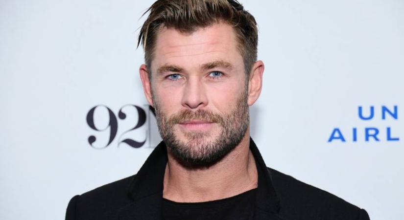 Chris Hemsworth 47 éves felesége átlátszó csipkeruhába bújt: Elsa a férjével és fiaival pózolt a vörös szőnyegen
