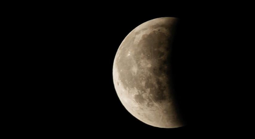 Elindult a kínai űrszonda a Hold "sötét oldalára"